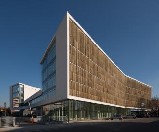 The contemporary office building "Green Place" has been awarded LEED Certification in Gold for sustainable building. Source: Stefano Gusmeroli – MilanoFoto.it Office building with bamboo slats infront of the glazed façades